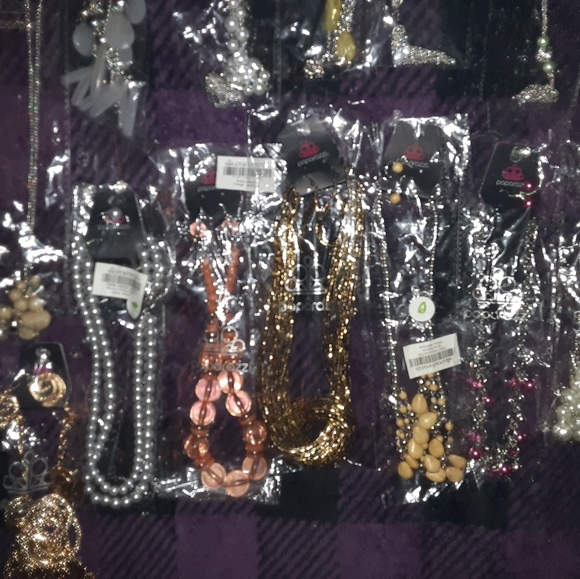 Paparazzi necklace/earring sets. - Picture 2 of 6